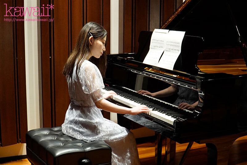 九州の某私立中等部 現役音楽教師 茅野華 AV DEBUT 生徒の皆さん音楽室で大人しい先生はこんなにもエッチです。 サンプル 2