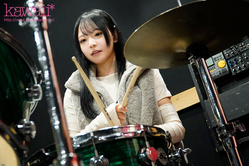 満足できる男とセックスに巡り会えず男を漁りまくる現役JDドラム美女がうねりとグルーヴを生み出す腰使いで リズミカルにイキ跳ねブッ飛びAVデビュー 出口結絆 サンプル 1
