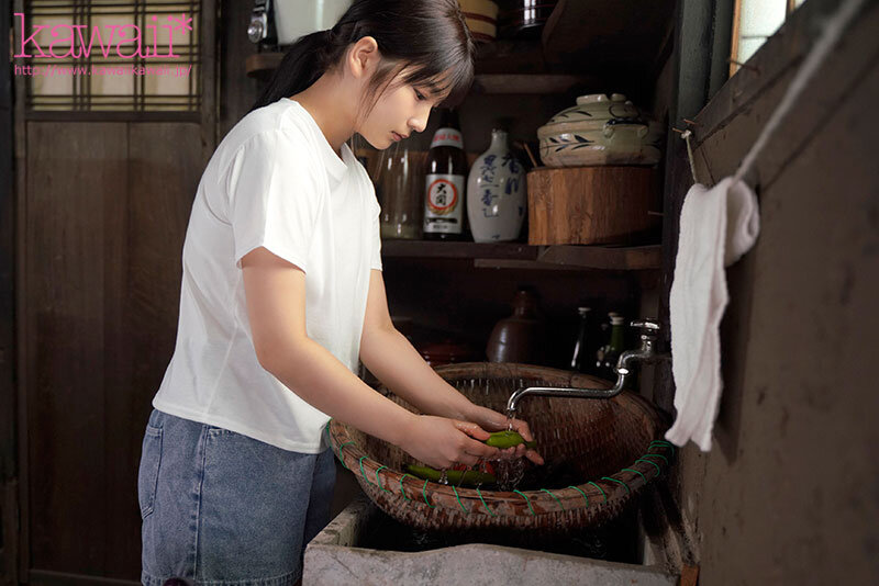 森林の恵みを感じ、豊かな自然に育まれた、汚れなき子は、実は濃厚おじさんとエッチがしたい！ 山梨県の過疎地で、お爺ちゃんと2人暮らしの女の子AVデビュー 柊みおり サンプル 4