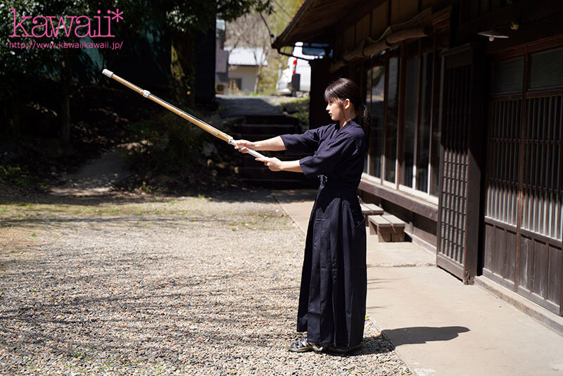森林の恵みを感じ、豊かな自然に育まれた、汚れなき子は、実は濃厚おじさんとエッチがしたい！ 山梨県の過疎地で、お爺ちゃんと2人暮らしの女の子AVデビュー 柊みおり サンプル 6