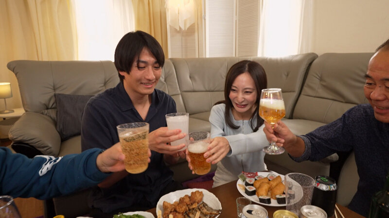 「足立友梨」を本気で酔わせたら～性欲暴走リアルSEXドキュメント サンプル 1