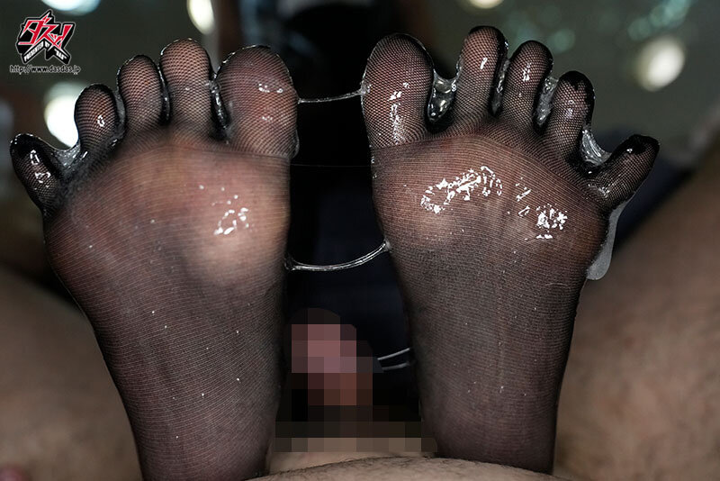 男をダメにする美脚堪能。甘すぎる極上足フェティスイートルーム。蒸れパンスト神聖おみ足でペニス挟撃コキシコぎゅむゥの極ズリ射精焦らし。 倉本すみれ サンプル 5