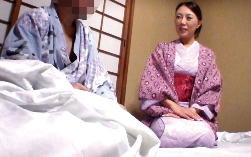 美人でエロ体型と評判の仲居さんがいる温泉に行って 人妻の仲居さんをチップで口説いてみたら…4時間 サンプル 1