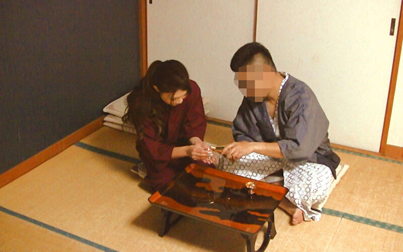 美人でエロ体型と評判の仲居さんがいる温泉に行って 人妻の仲居さんをチップで口説いてみたら…4時間 サンプル 11