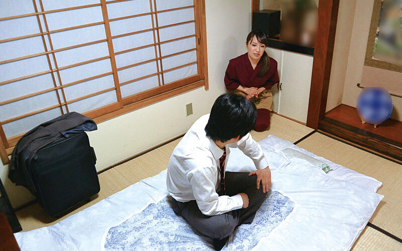 美人でエロ体型と評判の仲居さんがいる温泉に行って 人妻の仲居さんをチップで口説いてみたら…4時間 サンプル 12
