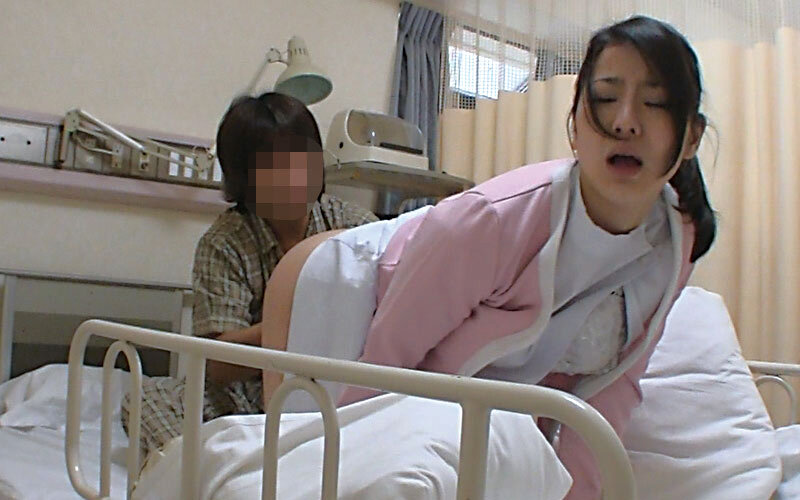 人妻ナースに勃起チ○ポ見せて射精介助を頼むと、どんな結末が…！？4時間 サンプル 12