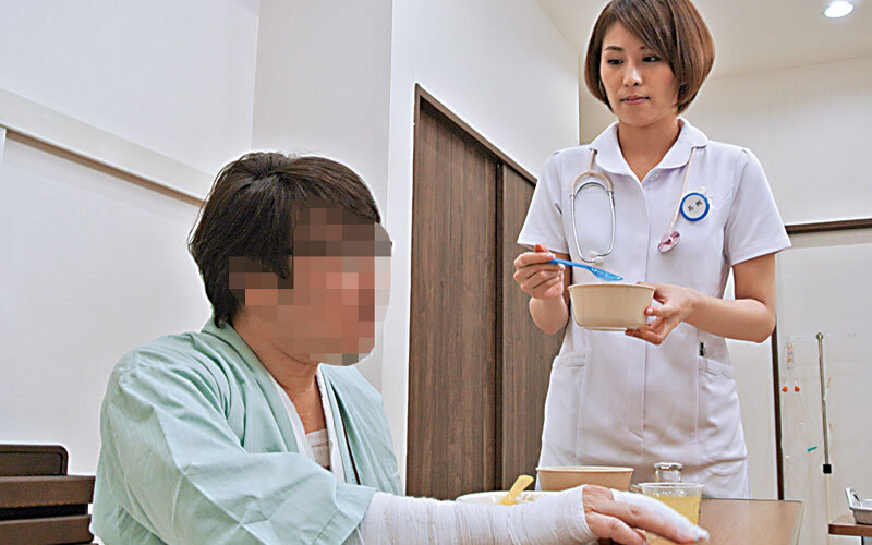 人妻ナースに勃起チ○ポ見せて射精介助を頼むと、どんな結末が…！？4時間 サンプル 5