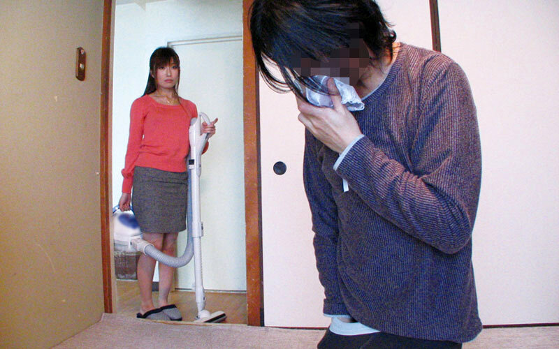 家の中で母に勃起チ○ポ見せたら…手コキフェラまでいけちゃう！？4時間 サンプル 1