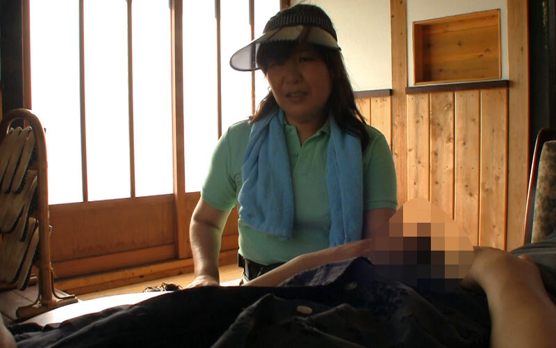 玄関先で宅配・集金のおばさんに誘惑されて 唾液手コキ濃厚フェラで抜いてくれた！4時間 サンプル 2