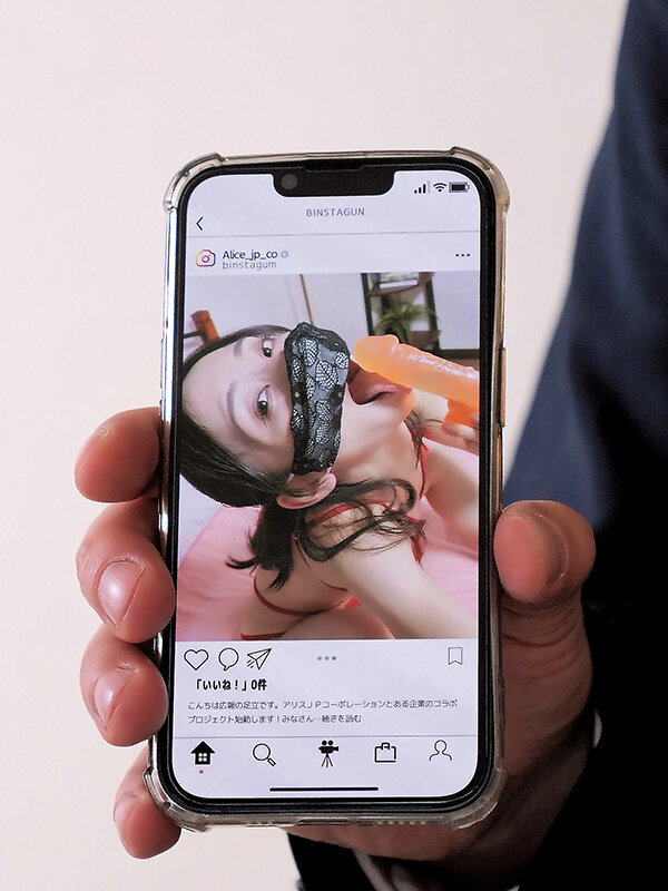 美人広報が裏垢と間違えて公式SNSに誤爆したエロ写メを秒でスクショした僕は口止めパコ狙いで近づいたけど想像を超える絶倫ビッチで何度イッてもやめてもらえずザーメンも男潮も搾り取られた 足立友梨 サンプル 2