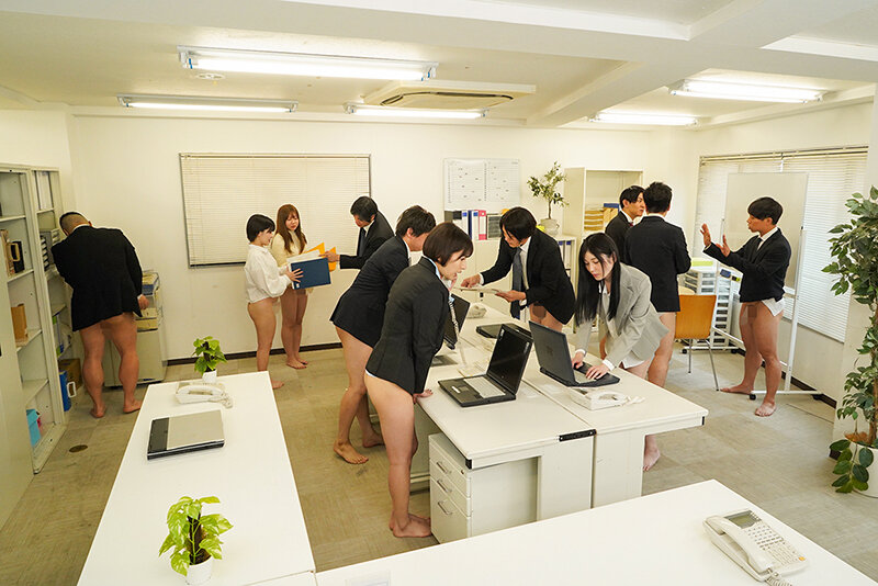 下半身露出が当たり前になった世界 パンツもスカートも無くなった世界では性器もファッション！綺麗な濡れマ●コは美女、常に勃起チ●ポはイケメンの新価値観！ サンプル 2