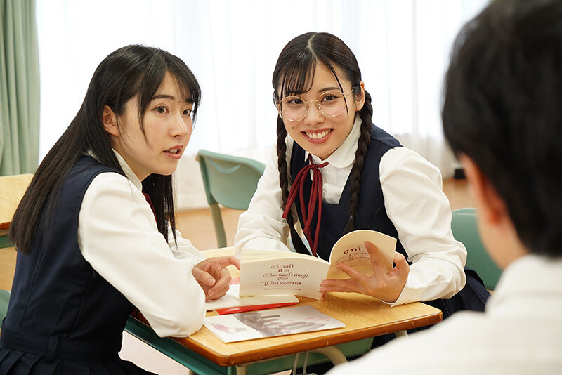 地味マ●コ クラスの隅でオタ活してる非モテ女子に声をかけたら中身は真正ビッチのチ●ポ好きヤリマンだった。共有肉ディルド扱いされボクは彼女らに金玉空っぽになるまで痴女られる。 皆月ひかる・有栖舞衣 サンプル 2