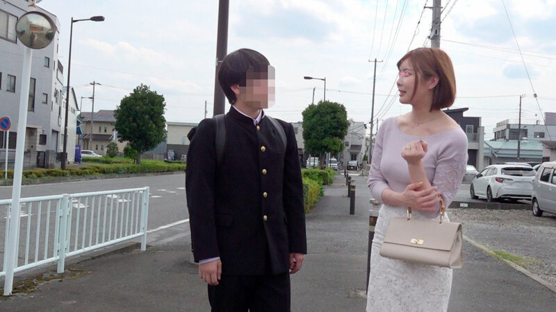 顔出しMM号 美人妻限定 ザ・マジックミラー 仲良しママ友対抗！童貞逆ナンパ射精バトル！！ 4 出会ったばかりの年下童貞を人妻が恥じらいながらも手コキ・オナホコキ・フェラ！筆おろし中出し！！ サンプル 2
