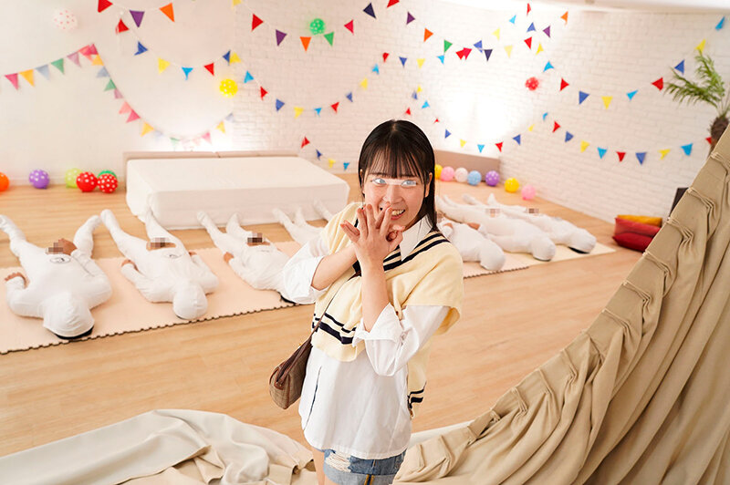 一般男女モニタリングAV 巨乳女子大生限定！目隠し素股でズラ～ッと並んだチ○ポ10本の中から大好きな彼氏のチ○ポ当ててみて！ハズレたらいきなりデカチン即ハメ！形・大きさの異なるフル勃起チ○ポとクリトリスが擦れ合う気持ちよさに我慢できず濡れ出した彼女オマ○コは… サンプル 2