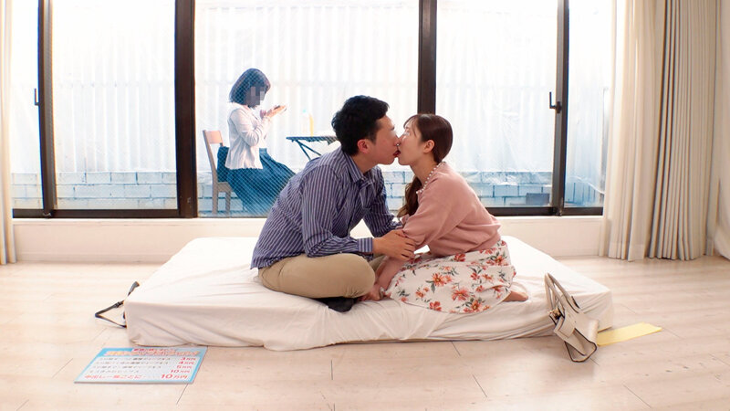 一般男女モニタリングAV マジックミラーの向こうにはキスすら拒む妻！欲求不満旦那と妻の妹が「ずーっと濃厚ディープキス」ミッションに挑戦！舌を激しく絡め合わせるねっとりベロチューでオマ○コがトロけた妹は姉（妻）が真横にいるのに姉の旦那と禁断のキスまみれセック… サンプル 2