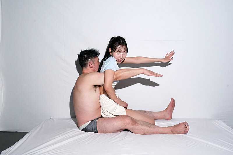 一般男女モニタリングAV ラブラブカップル限定 影絵に挑戦！ドキドキ寝取られシルエットクイズ！5 布越しに彼氏に見られているのに女子大生がデカチンSEXで生中出し！ サンプル 4