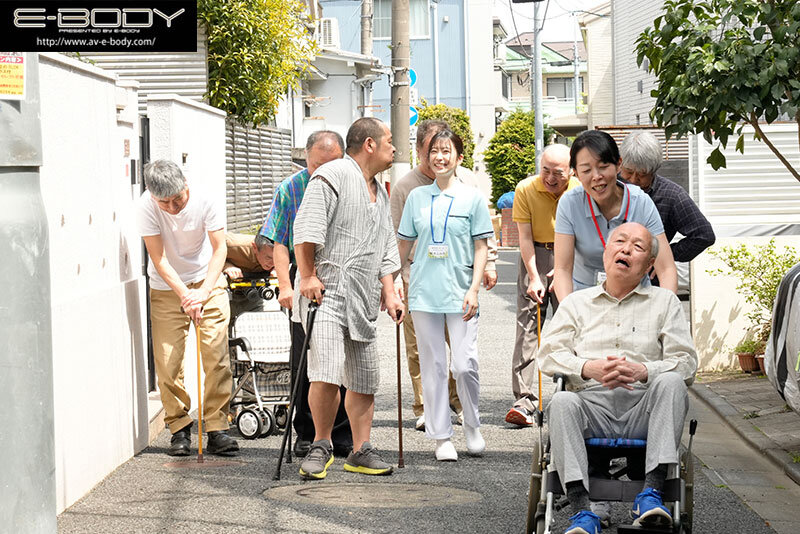 優しくて断れない人妻介護士は 真っ白な女体を高齢者に貪られ… 濃厚こってり計16P乱交 柏木ふみか サンプル 10
