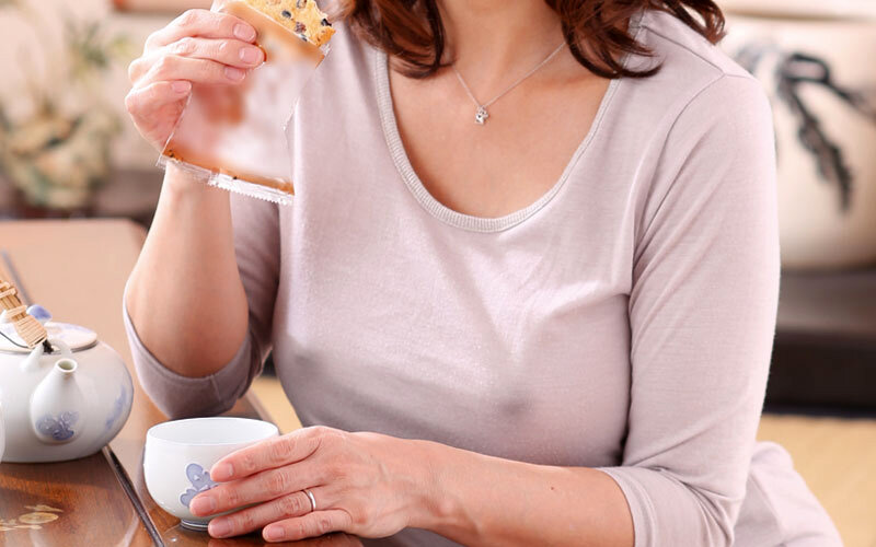 「こんなおばさんの乳首で興奮しちゃうの？」ノーブラの母は拒みつつも濡れていたので…4時間 サンプル 5