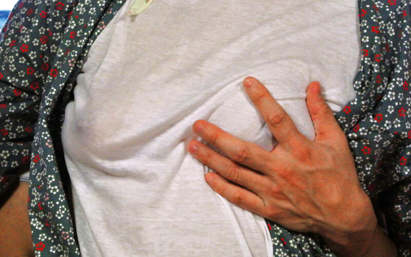 「こんなおばさんの乳首で興奮しちゃうの？」ノーブラの母は拒みつつも濡れていたので…4時間 サンプル 9