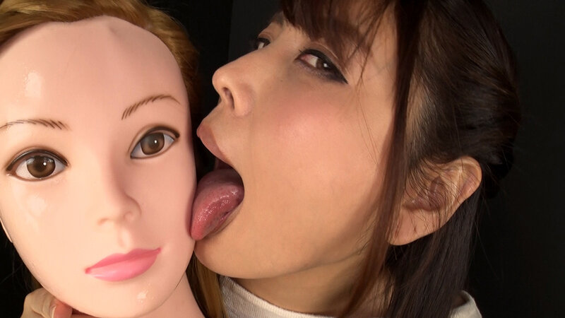 マネキンをベロでしゃぶりつくす美女