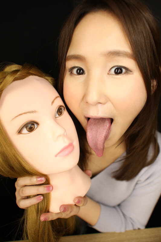 マネキンをベロでしゃぶりつくす美女 サンプル 4