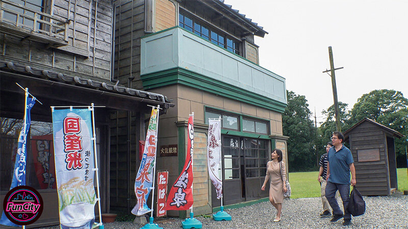 筆おろし温泉ソープ 親父が再婚して― Hカップ巨乳の義母さんができた。家族旅行で僕が童貞だとわかると淫乱な義母さんに狙われて…逢見リカ サンプル 1