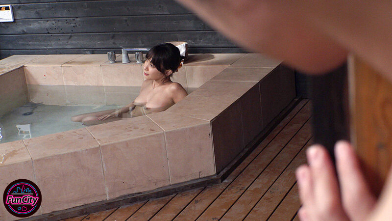 筆おろし温泉ソープ 親父が再婚して― Hカップ巨乳の義母さんができた。家族旅行で僕が童貞だとわかると淫乱な義母さんに狙われて…逢見リカ サンプル 2