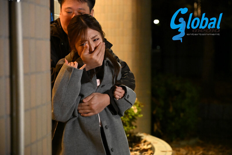 絶叫凌●レ●プ 強●される人妻 復讐の生贄となった美人若妻の悲劇！公衆便所レ●プ！！旦那の眼前で4P輪●！！ 今井栞菜 サンプル 1