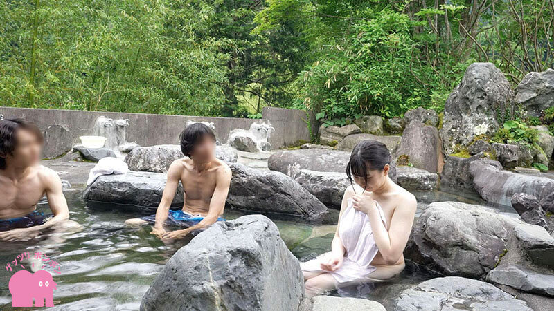 乱交OKの混浴温泉と知らずに来た女性客は巨乳尻をワニ痴●されて喘ぎ始め…4名収録 サンプル 1