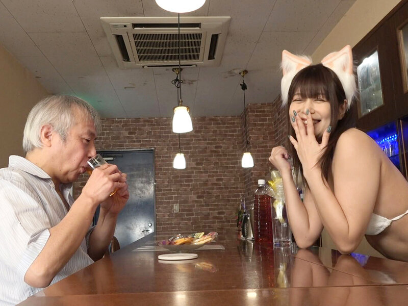 第1回みんな乳首とナマが好き！！紺野ひかるが生贄M男をひたすら乳首こねくり＆射精チ○ポをお掃除おマ○コしちゃうナマ痴女ガールズバー 紺野ひかる サンプル 1