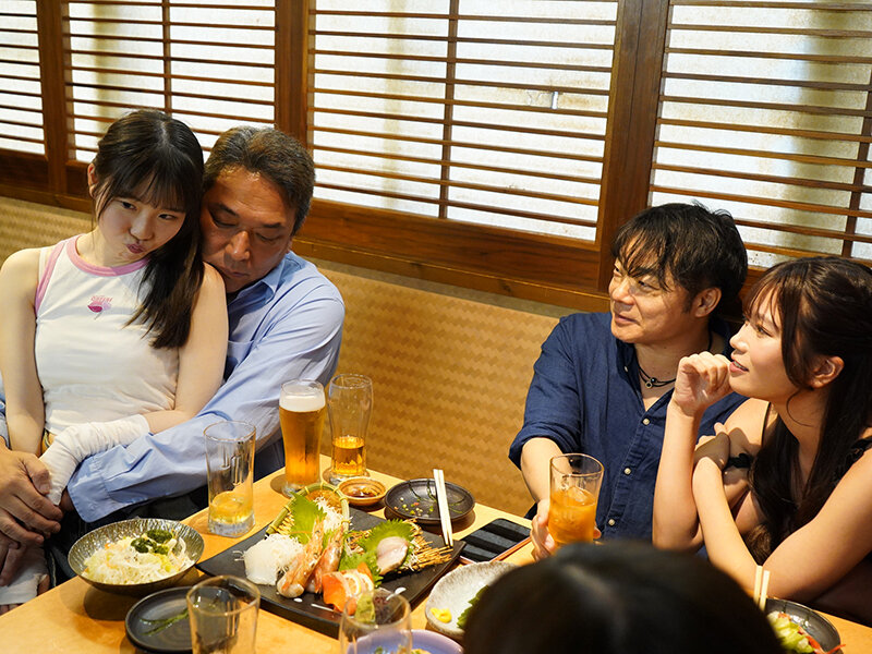 飲酒！飲尿！飲潮！お酒も体液も飲んで浴びて酔っ払ってヤリたい放題！！ サンプル 2