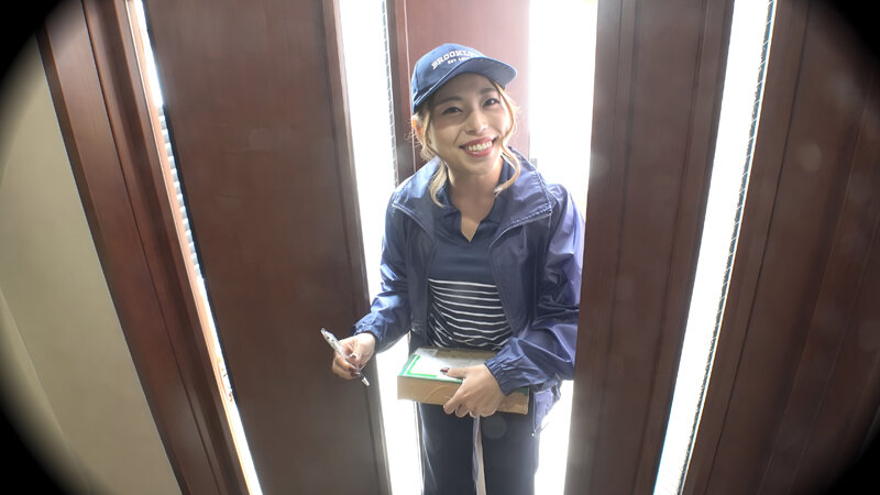 街でよく見かける地域担当の宅配パート妻 配達された勢いでガチ口説き！あっという間に他人ま〇こGET完了！ サンプル 1