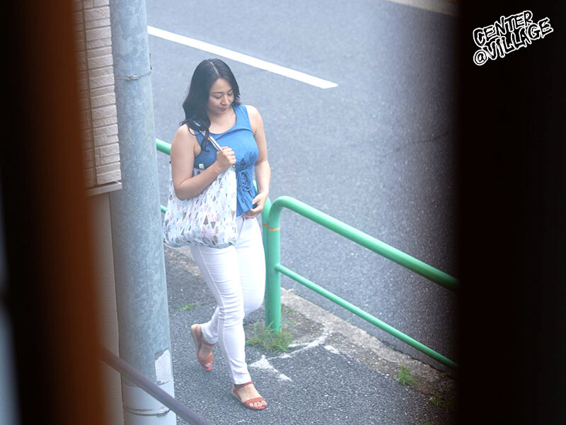私人調●ヤリ部屋団地近隣に住むス●●カー男に狙われた人妻が性交動物に成り下がるまで… 佐久間楓43歳