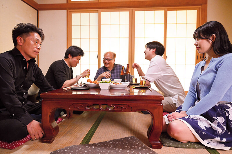 変態叔父さんのマッサージで秘部キワキワまで責められ…快楽堕ちした巨乳不倫妻 二羽紗愛 サンプル 3