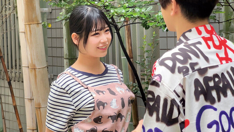 カフェ店員真正中出しナンパ！休憩中のエプロン姿が可愛い素人娘を無茶して口説いて「オーダー！中出しフラ○チーノww」キツキツおま○こに即ズボ生ハメ生中出しSEX！【6人収録全員看板娘編】 サンプル 1