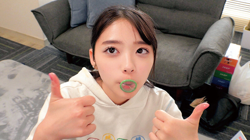 素敵な人妻が「童貞チ○ポにお口だけでコンドーム装着」に挑戦！ノーハンドで童貞デカチンを夢中で咥えたご無沙汰な奥様のオマ○コはいやらしいスケベ汁が溢れ出す！夫に内緒で筆おろしwwエロ優しい奥様はゴムを外して生中出し！ サンプル 1