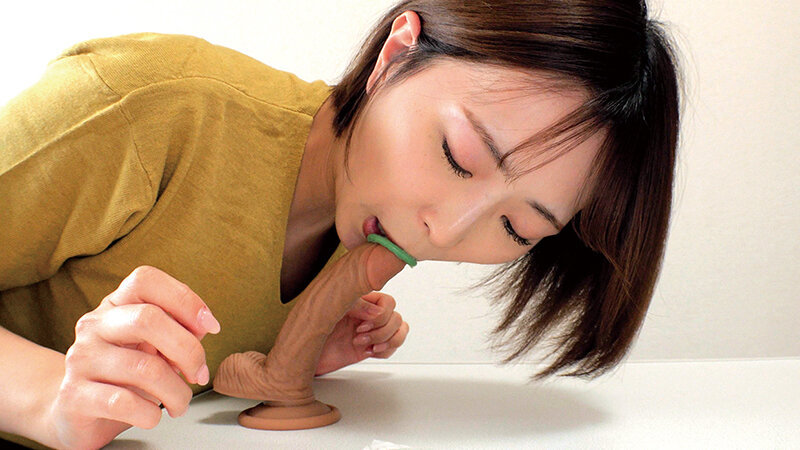 素敵な人妻が「童貞チ○ポにお口だけでコンドーム装着」に挑戦！ノーハンドで童貞デカチンを夢中で咥えたご無沙汰な奥様のオマ○コはいやらしいスケベ汁が溢れ出す！夫に内緒で筆おろしwwエロ優しい奥様はゴムを外して生中出し！ サンプル 12