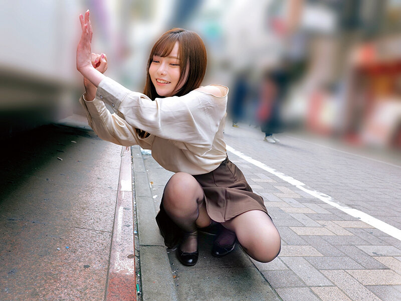 素人美少女とリモコンバイブお散歩11-黒パンストキャリアウーマン編-「もう我慢できません…//」人ごみの中、黒パンスト美脚ガクブル震わせイキまくってしまうOLたち！人生初の羞恥プレイでまさかのエロスイッチオン！車移動中も大胆カーオナニー！最後はホテルで… サンプル 4