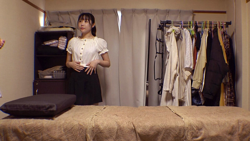 媚薬オイルマッサージ 痴●盗撮＆中出し素人娘VOL.62 超強力媚薬を配合したマッサージオイルを施術中に知らずに塗りこまれたオンナは、身体の火照りに驚き、チ〇ポを欲しがる自分に戸惑い、垂れ出したマン汁に恥ずかしがりながらも生ハメ中出しまで欲してしまう！ サンプル 1