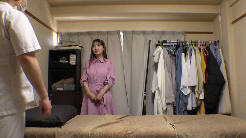 媚薬オイルマッサージ 痴●盗撮＆中出し素人娘VOL.67 超強力媚薬を配合したマッサージオイルを施術中に知らずに塗りこまれたオンナは、身体の火照りに驚き、チ〇ポを欲しがる自分に戸惑い、垂れ出したマン汁に恥ずかしがりながらも生ハメ中出しまで欲してしまう！ サンプル 1