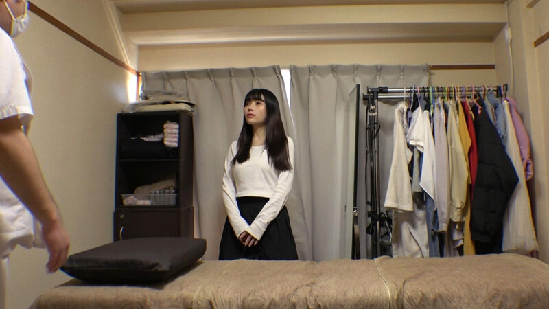 媚薬オイルマッサージ 痴●盗撮＆中出し素人娘VOL.67 超強力媚薬を配合したマッサージオイルを施術中に知らずに塗りこまれたオンナは、身体の火照りに驚き、チ〇ポを欲しがる自分に戸惑い、垂れ出したマン汁に恥ずかしがりながらも生ハメ中出しまで欲してしまう！ サンプル 3