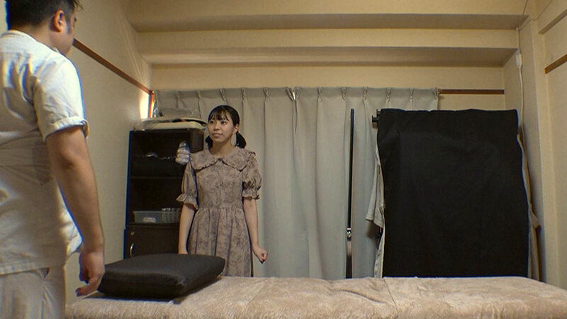媚薬オイルマッサージ 痴●盗撮＆中出し素人娘VOL.73 超強力媚薬を配合したマッサージオイルを施術中に知らずに塗りこまれたオンナは、身体の火照りに驚き、チ〇ポを欲しがる自分に戸惑い、垂れ出したマン汁に恥ずかしがりながらも生ハメ中出しまで欲してしまう！ サンプル 8