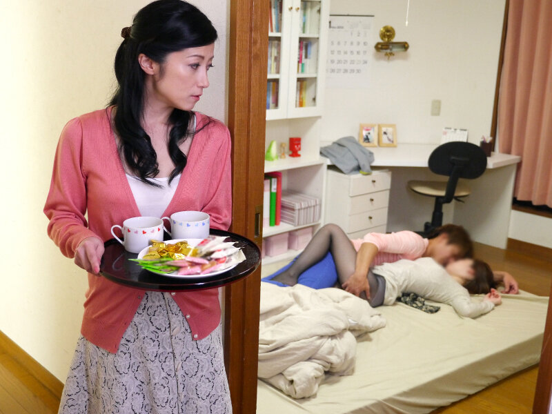 娘夫婦の営みを目撃！！お義母さんの愛液噴き出す欲情絶頂オナニー70人8時間 サンプル 3