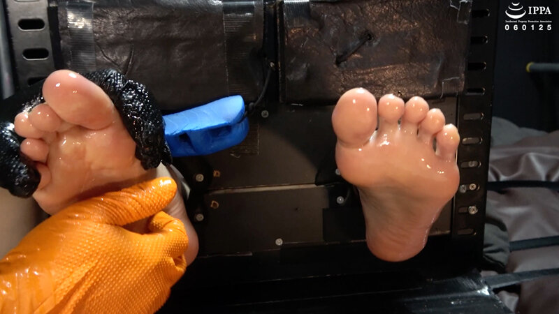 「イボイボ手袋で指の間はダメ！ あまりのくすぐったさに足枷をガタガタ言わせるさららちゃんの足裏くすぐり！」わかしラボ WAKA-064 宇流木さらら 3 サンプル 10