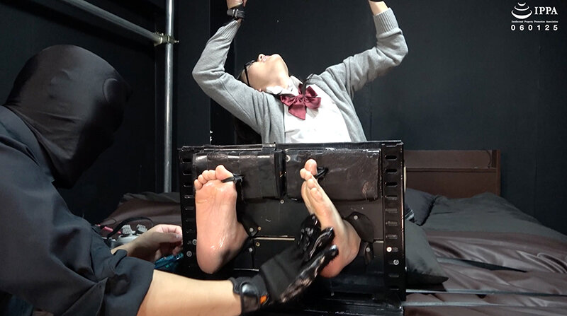 「くすぐりグローブ＋ローションで足が無くなるくらいくすぐったいと叫ぶ真冬ちゃんの足枷くすぐり！」わかしラボ WAKA-068 雪奈真冬 3 サンプル 8