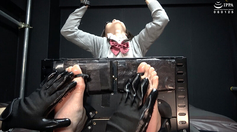 「くすぐりグローブ＋ローションで足が無くなるくらいくすぐったいと叫ぶ真冬ちゃんの足枷くすぐり！」わかしラボ WAKA-068 雪奈真冬 3 サンプル 9