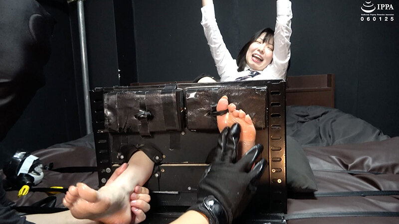 「足裏がくすぐったすぎて足枷をガタガタ言わせながら悶絶するみりなちゃん！」 わかしラボWAKA-072 岸永みりな 3 サンプル 10