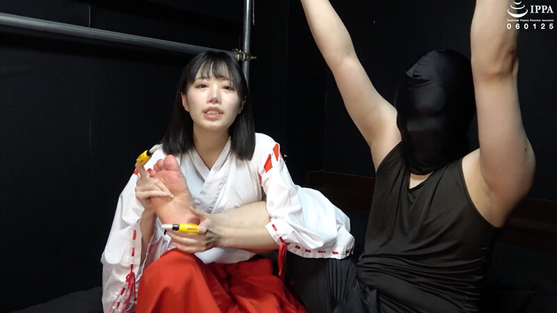 「【F/Mくすぐり】ハイテンションな巫女ややちゃんからのおめでたくすぐり！？」WAKA-077琥珀やや 3 サンプル 4