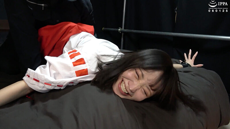【くすぐり】「巫女さんややちゃんの身体をくすぐりマッサージ！ 最後はうつ伏せ拘束で大笑い！」WAKA-077琥珀やや 6 サンプル 4