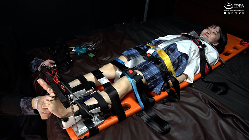 【足裏】「制服のまりちゃんに足枷拘束くすぐりで足裏開発！」WAKA-087加護まり 3 サンプル 6